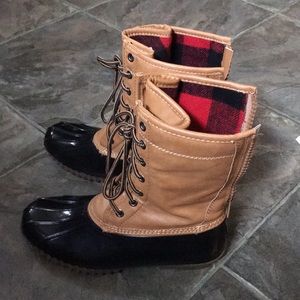 Madden Girl Flurryy Duck Boots Sz 8 -fits like a 7